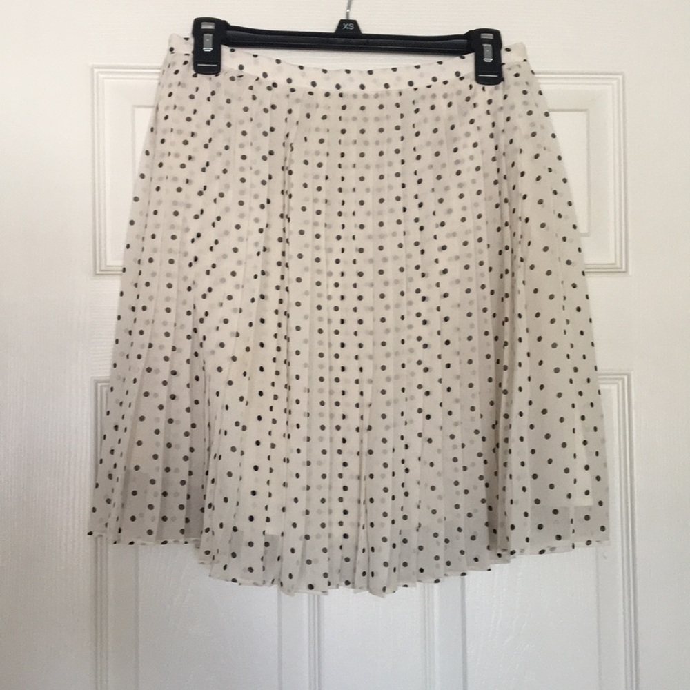 Cute and flirty polkadot skirt!